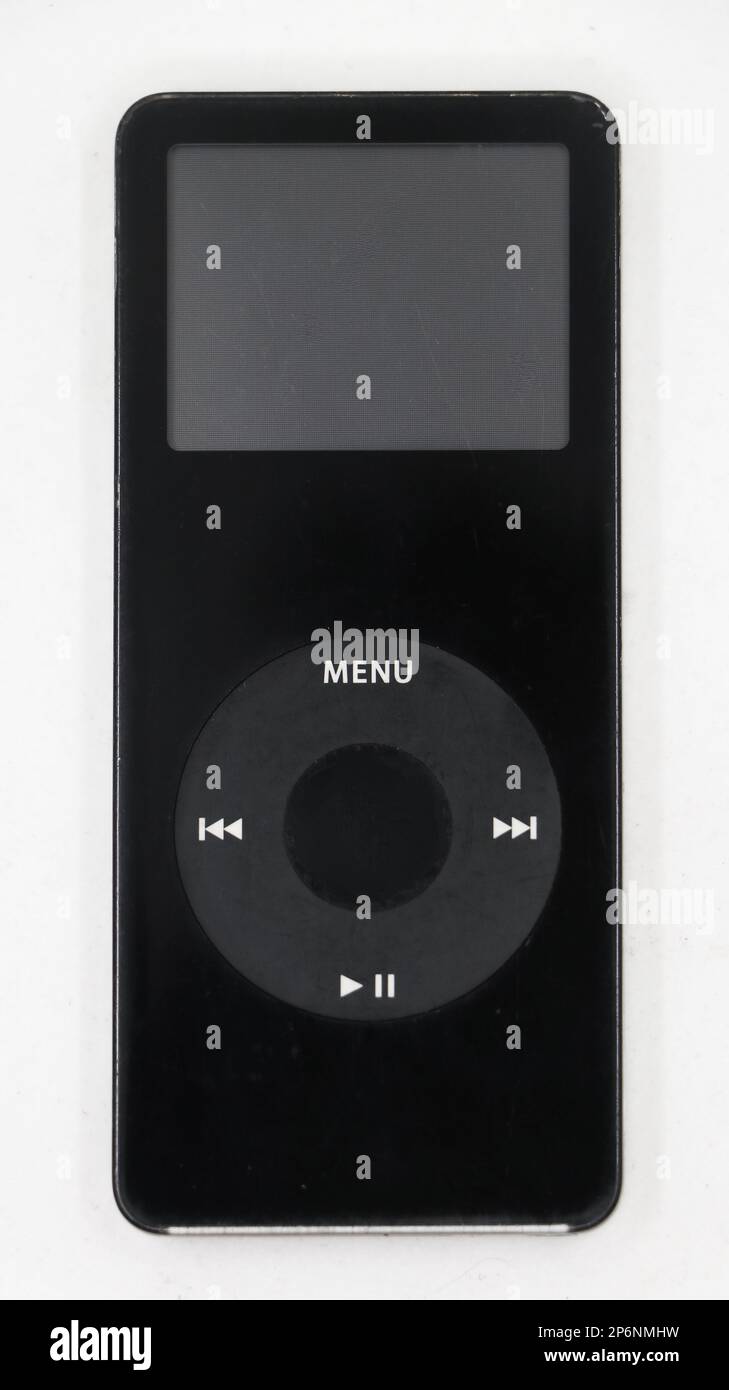 Nahaufnahme eines schwarzen klassischen mp3-Musik-Players, bekannt als Apple ipod Nano, isoliert auf weißem Hintergrund Stockfoto