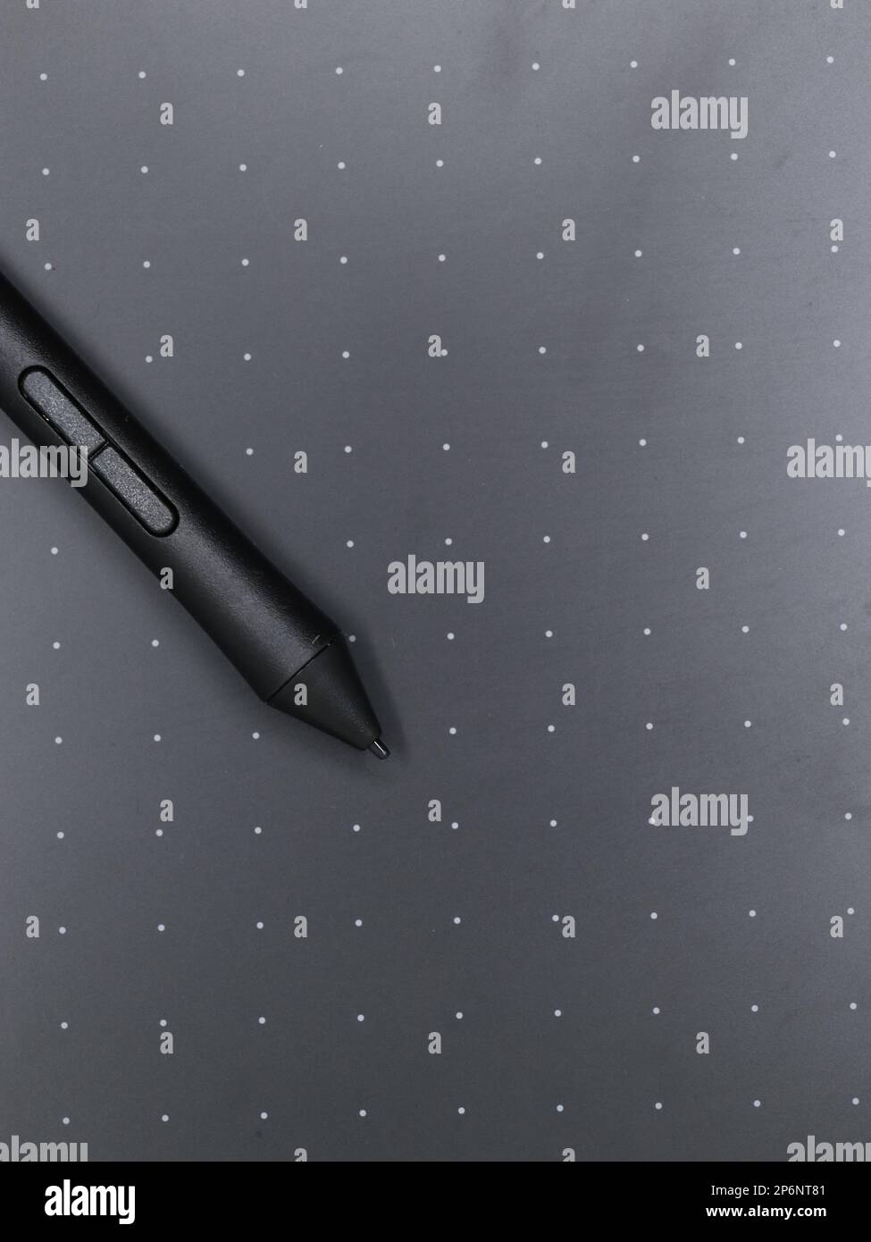 Nahaufnahme eines schwarzen digitalen Eingabestifts auf einem von Künstlern und Designern verwendeten Tablet Stockfoto