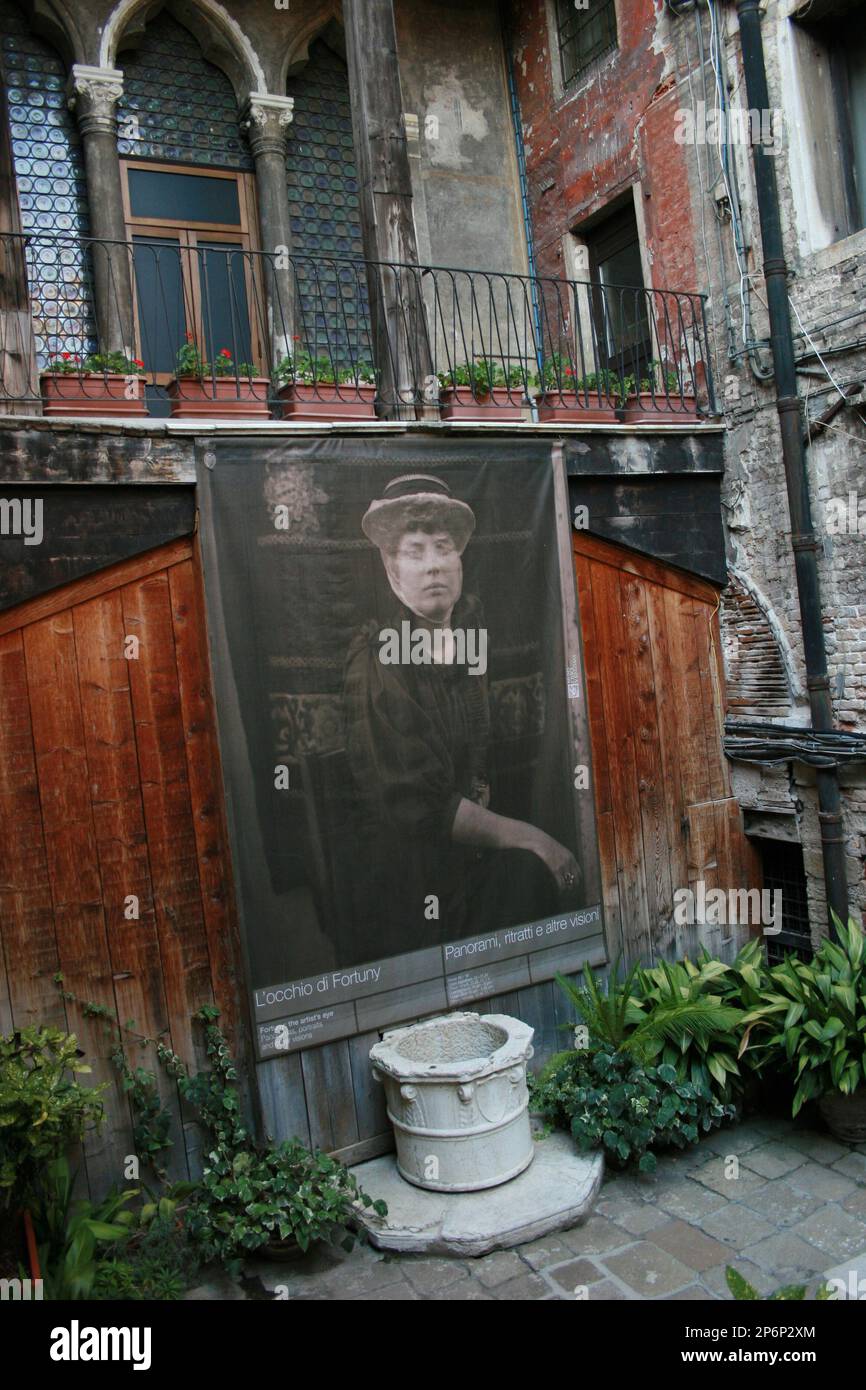 2006 , august, Venedig, ITALIEN : das Museum PALAZZO FORTUNY ( Palazzo Pesaro degli Orfei ) wurde nach den Restaurationen wieder eröffnet. Mariano Fortuny y Madrazo ( 1871 - 1949 ) - VENEZIA - TURISMO - TURISMUS - ARTE - BILDENDE KUNST - ITALIA - GEOGRAFIE - GEOGRAFIA - MUSEO ---- Foto von Giovanbattista BRAMBILLA --- ARCHIVIO GBB Stockfoto