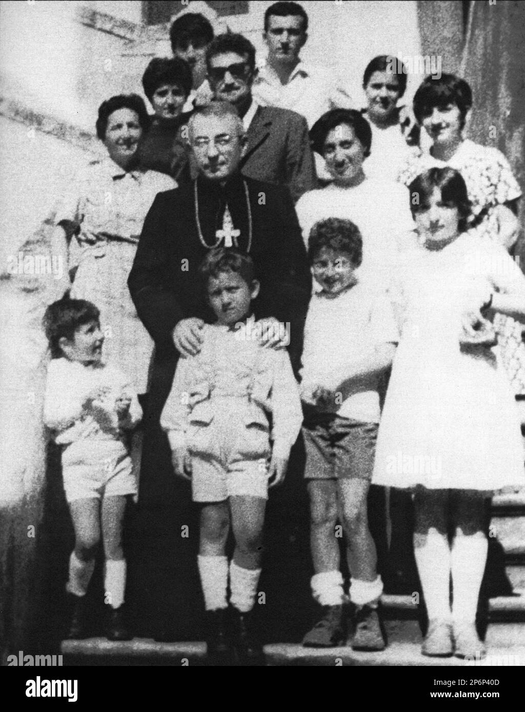 1960 , Canale d' Agordo , Belluno , Venetien , ITALIEN : der zukünftige Papst GIOVANNI PAOLO I ( geboren am 17 . oktober 1912 - oktober 1978 ) als Monsignore die Familie seines Bruders EDOARDO LUCIANI besuchte ( sein Rücken auf diesem Foto, Und seine neun Neffen - RELIGIONE CATTOLICA - KATHOLISCHE RELIGION - Rituto - Porträt - PAPA - Johannes Paul I - FAMILIE - FAMIGLIA - fratello - Nipoti --- Archivio GBB Stockfoto