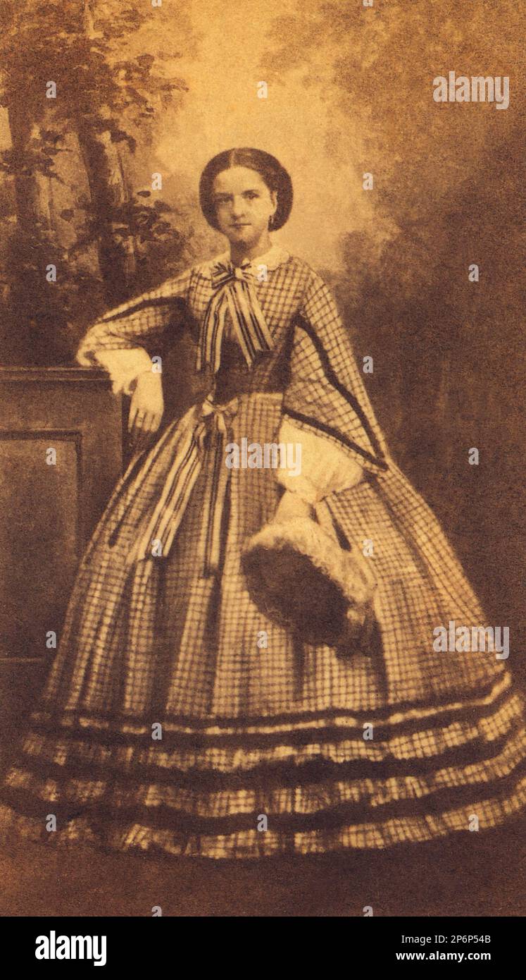 Ca. 1860 , Turin , Italien : Prinzessin MARIA PIA di SAVOIA ( 1847 - 1911 ) , Tochter von König Vittorio Emanuele II . und Schwester von König Umberto I. Verheiratet im Jahr 1862 mit Luigi I. KÖNIG VON PORTUGAL ( 1838 - 1889 - König von 1861 bis 1889 ). Schwester von AMEDEO di SAVOIA ( Amedeo Ferdinando Maria , 1845 - 1890 ) KÖNIG VON SPANIEN von 1870 und 1873 . - CASA SAVOIA - ITALIA - REALI - SPAGNA - NOBILTA' ITALIANA - SAVOY - ADEL - KÖNIGE - GESCHICHTE - FOTO STORICHE - Krawatte - Cravatta - Stock - Hund - Hut - cappello a Cilindro --- Archivio GBB Stockfoto
