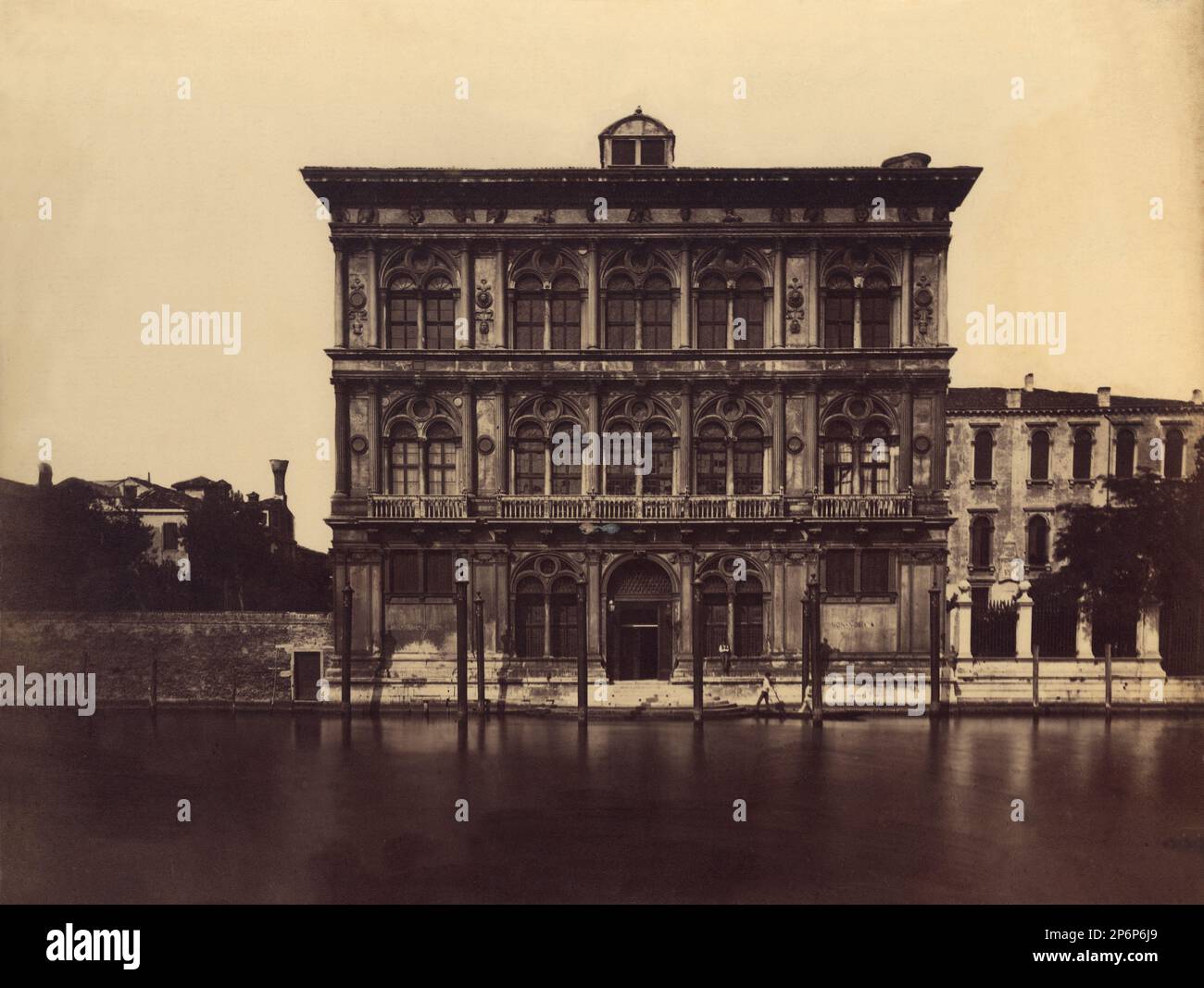 1870 Ca,Venedig, Italien : Palazzo VENDRAMIN CALRATI am Canal Grande, nach Palazzo del DUCA DELLA GRAZIA Lucchesi-Palli. Erbaut von dem Architekten P. Lombardo im Jahr 1481. Heute hat Graf GIUSEPPE VOLPI DI MISURATA das CASINO DELLA CITTA' DI VENEZIA gekauft. Der berühmte Opernkomponist RICHARD WAGNER ( 1813 - 1883 ) , der in diesem Haus den " Parsifal " ( 1882 ) schrieb, wurde in diesem Palast tot aufgefunden. ZUSAMMENSETZUNG - VENEDIG - ITALIEN - GEOGRAFIE - GEOGRAFIEN - FOTOSTORICHE - GESCHICHTE - HISTORISCH - ARCHITETTURA - ARCHITEKTUR --- ARCHIVIO GBB Stockfoto