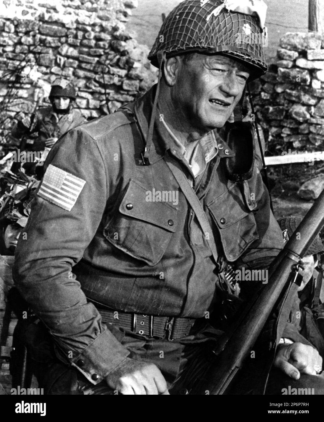 1962 : die gefeierten Filmschauspieler JOHN WAYNE in einem publizistischen Bild für den Film "THE LONGEST DAY " ( Il giorno piu' lungo ) von Ken Annakin , Andrew Martin und Bernhard Wicki - KINO - ATTORE CINEMATOGRAFICO - Helm - Elemetto - SCHLACHT - BATTAGLIA - Militäruniform - Divisa uniforme militare - FILM - --- Archivio GBB Stockfoto