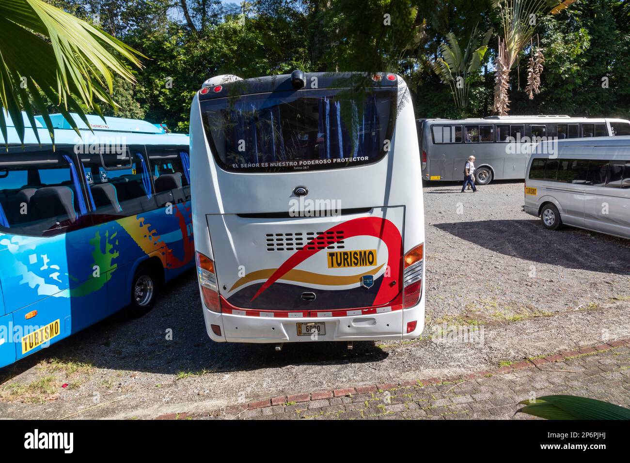 Guapiles, Costa Rica: Vor einem bei geführten Reiseveranstaltern beliebten Restaurant parken Reisebusse. Der Tourismus ist Costa Ricas wichtigste Einkommensquelle und ha Stockfoto