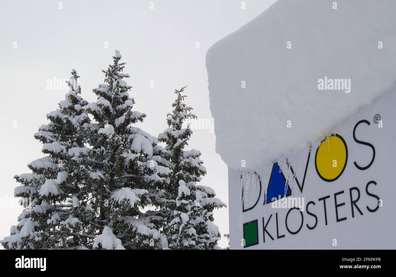 The logo of Davos is pictured under the snow the day before the opening of the 42nd Annual Meeting of the World Economic Forum, WEF, in Davos, Switzerland, Tuesday, Jan. 24, 2012. The overarching theme of the Meeting, which will take place from Jan. 25 to Jan. 29 is "The Great Transformation: Shaping New Models". (AP Photo/Keystone/Jean-Christophe Bott) Stockfoto