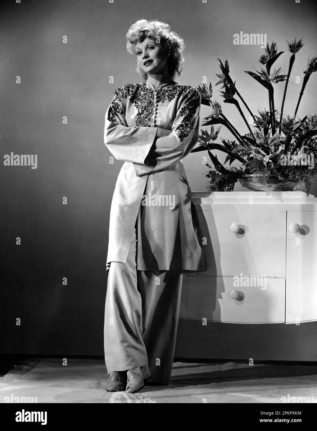 1943 Ca : die amerikanische Filmschauspielerin LUCILLE BALL ( 1911 - 1989 ) . Die Publicity ist in der Mode - KINO - Film - Porträt - Rituto - Rothaarige rossa - Capelli rossi - Pigiama - Pyjamaflumen - fiore - fiori - Sandalen - Sandali - Schuhe - Schal - Ricomo --- Archivio GBB Stockfoto