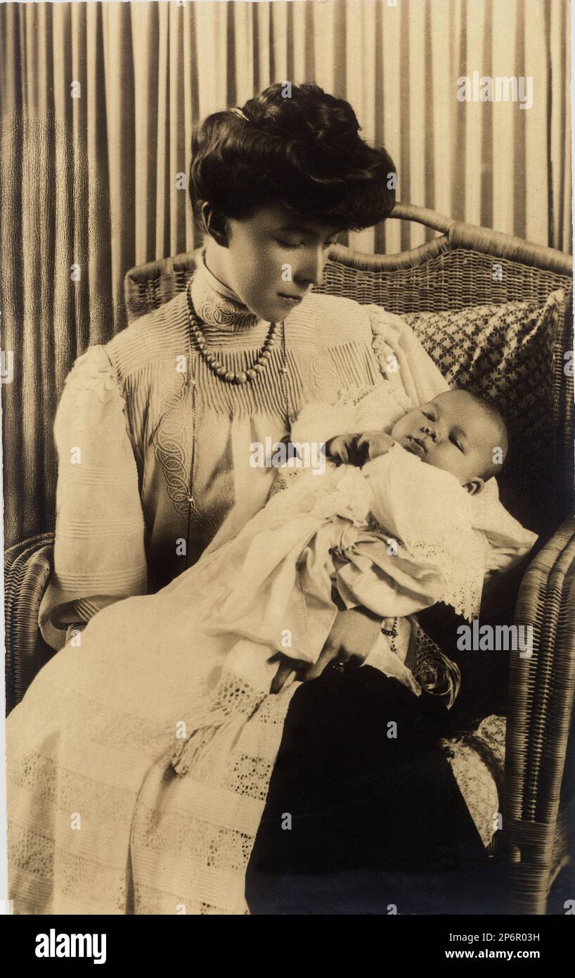 1906 , Brüssel , Belgien : die Königin ELISABETH von Belgien ( geboren in der bayerischen Herzogin , 1876 - 1956 ) , verheiratet mit König LEOPOLD III der Belgier SAXE COBURG GOTHA ( 1901 - 1983 ) , auf diesem Foto mit der Tochter MARIA José ( 1906 - 2001 ) Letzte Königin von Italien SAVOIA - Haus BRABANT - BRABANTE - SAVOY - Königsfamilie - nobili - nobilta' - BELGIO - Portrait - Rituto - Mamma madre - Figlia - BELLE EPOQUE - Halskette - Perlen - collana di perle - Bijoux - gioiello - gioielli - Schmuck - Juwelen - pizzo - Spitze - Baby - Chignon - Korallen - corallo --- Archivio GBB Stockfoto