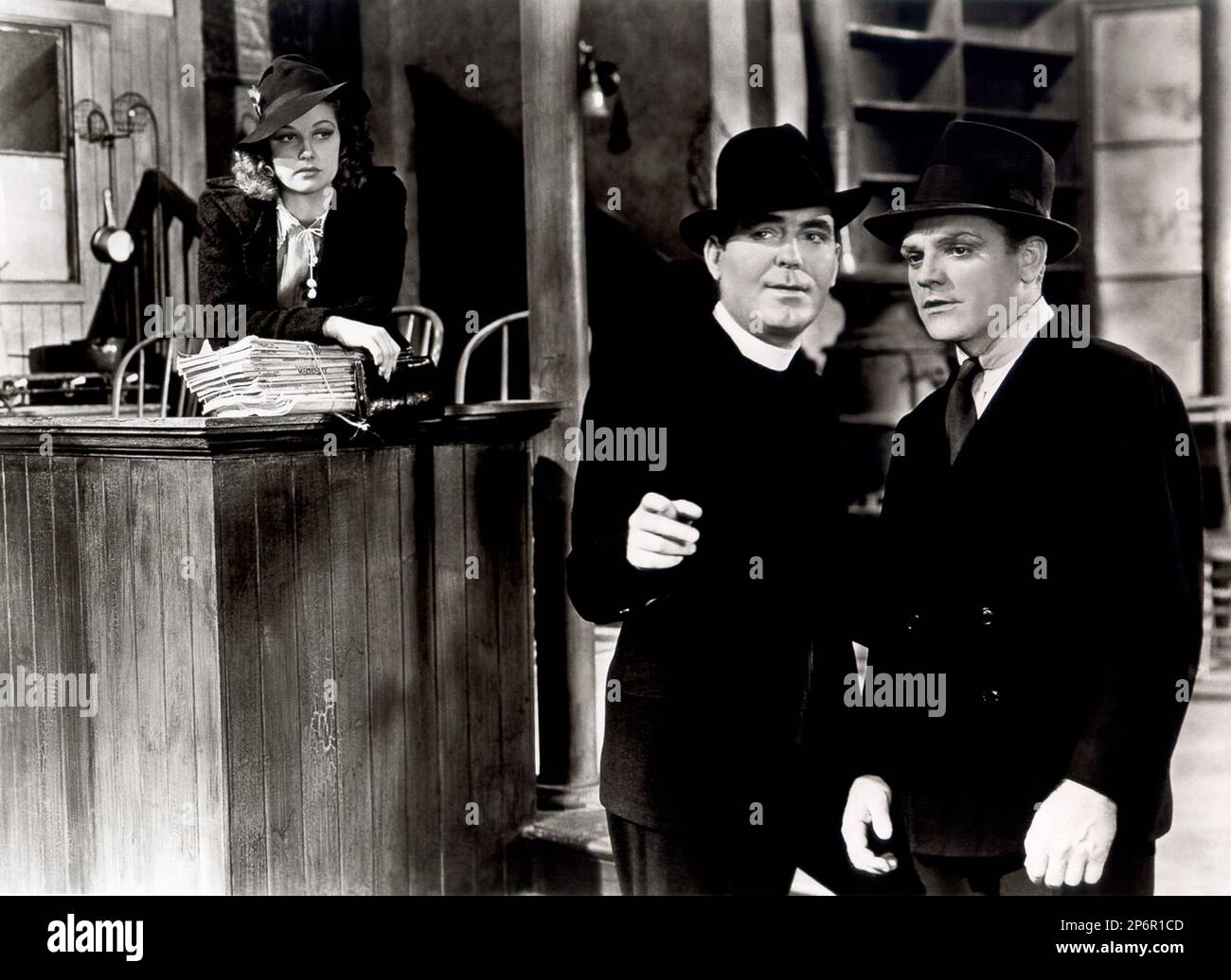 1938 : der Filmschauspieler JAMES CAGNEY ( 1899 - 1986 ) mit ANN SHERIDAN ( 1915 - 1967 ) und PAT O'BRIEN ( 1899 - 1983 ) in ENGELN MIT SCHMUTZIGEN GESICHTERN ( Angeli dalla faccia sporca ) von Michael Curtiz , aus einem Roman von Rowland Brown , Publizistische Aufnahme - KINO - ATTORE CINEMATOGRAFICO - Krawatte - Cravatta - Hut - cappello - GANGStern --- Archivio GBB Stockfoto