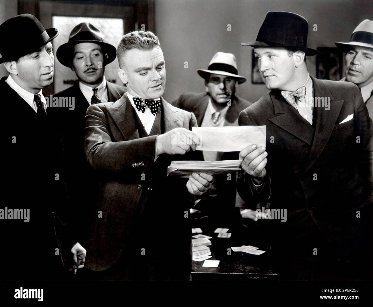1934 : Der Filmschauspieler JAMES CAGNEY ( 1899 - 1986 ) mit JIMMY THE GENT von Michael Curtiz, aus einem Roman von Laird Doyle, Schülerfilm - KINO - ATTORE CINEMATOGRAFICO - Fliege - Cravatta - papillon - Polka Dots - pois - Hut - cappello - Detective -- - Archivio GBB Stockfoto
