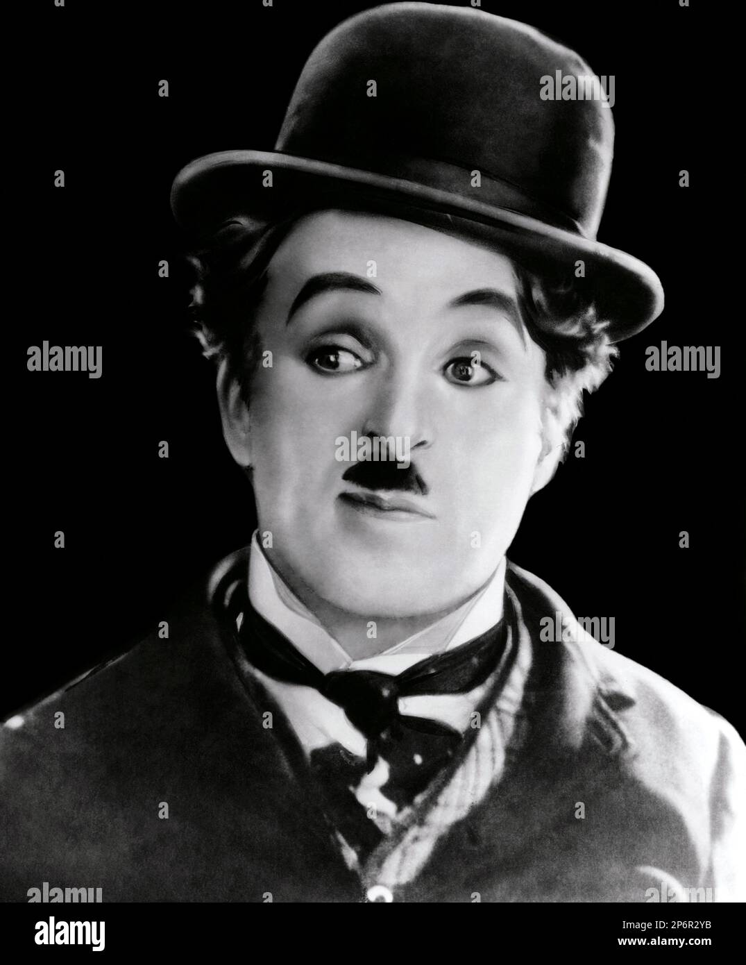 1928 : der Stummfilmdarsteller und Filmregisseur CHARLES CHAPLIN ( 1889 - 1977 ) im CIRCUS - KINO MUTO - FILM - Porträt - Rituto - Hut - cappello - regista cinematografico - attore - comico - TIE - Cravatta - Halsband - colletto - FILM -- - Archivio GBB Archivio Stockfoto