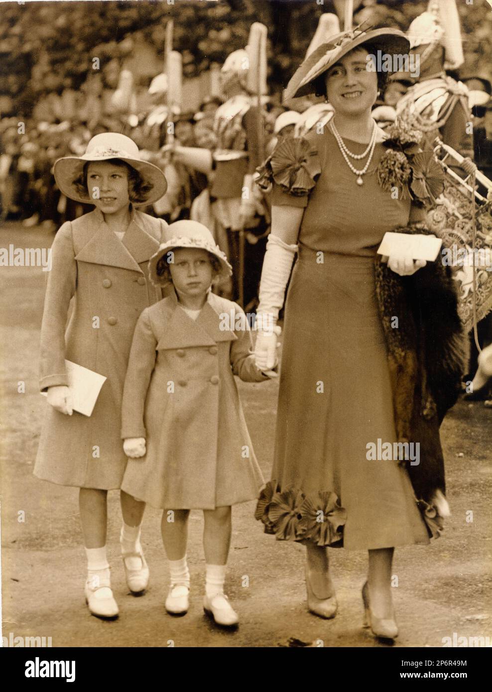 1936 , London , GROSSBRITANNIEN : die Prinzessin ELIZABETH ( zukünftige Königin ELIZABETH II von England , geboren 1926 ) führte mit ihrer Mutter Königin ELIZABETH von England und ihrer Schwester MARGARET ROSE eine Zeremonie durch . - REALI - ROYAL - nobili - nobiltà - Adel - GRAND BRETAGNA - GROSSBRITANNIEN - INGHILTERRA - REGINA - WINDSOR - Haus von Sachsen-Coburg-Gotha - Persönlichkeit der Prominenten Persönlichkeiten, als kleine Kinder waren - celebrità personalità da giovani giovane piccoli piccoli bambini bambina - Hut - cappello - LÄCHELN - SORRISO - Pelliccia - Halskette - collana - Bijoux Stockfoto