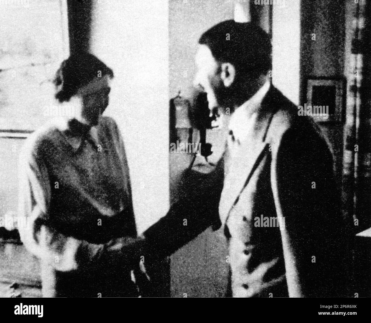 1930er Jahre, DEUTSCHLAND : das erste Treffen des deutschen Diktators ADOLF HITLER ( 1889 - 1945 ) mit EVA BRAUN ( 1912 - 1945 ) Im Studio des Fotografen Einrick Hoffmann .- Zweiter Weltkrieg - NAZI - NAZIST - SECONDA GUERRA MONDIALE - NAZISMO - NAZISTA - Dittatore - stretta di Mano - POLITICA - POLITICO - Rituratto - Porträt --- Archivio GBB Stockfoto