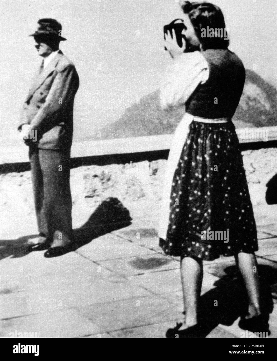 1930er Jahre, DEUTSCHLAND : der deutsche Diktator ADOLF HITLER ( 1889 - 1945 ) und Liebhaber EVA BRAUN ( 1912 - 1945 ). - Zweiter Weltkrieg - NAZI - NAZIST - SECONDA GUERRA MONDIALE - NAZISMO - NAZISTA - Dittatore - POLITICA - POLITIKER - Rituto - Porträt - Archivio GBB Stockfoto