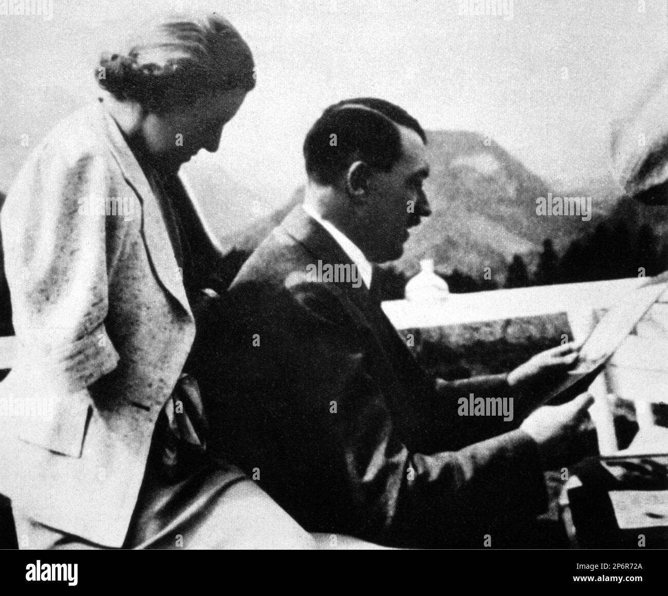 1930er Jahre, DEUTSCHLAND : der deutsche Diktator ADOLF HITLER ( 1889 - 1945 ) und Liebhaber EVA BRAUN ( 1912 - 1945 ). - Zweiter Weltkrieg - NAZI - NAZIST - SECONDA GUERRA MONDIALE - NAZISMO - NAZISTA - Dittatore - Baffi - Schnurrbart - POLITICA - POLITIKER - Rituto - Porträt --- Archivio GBB Stockfoto