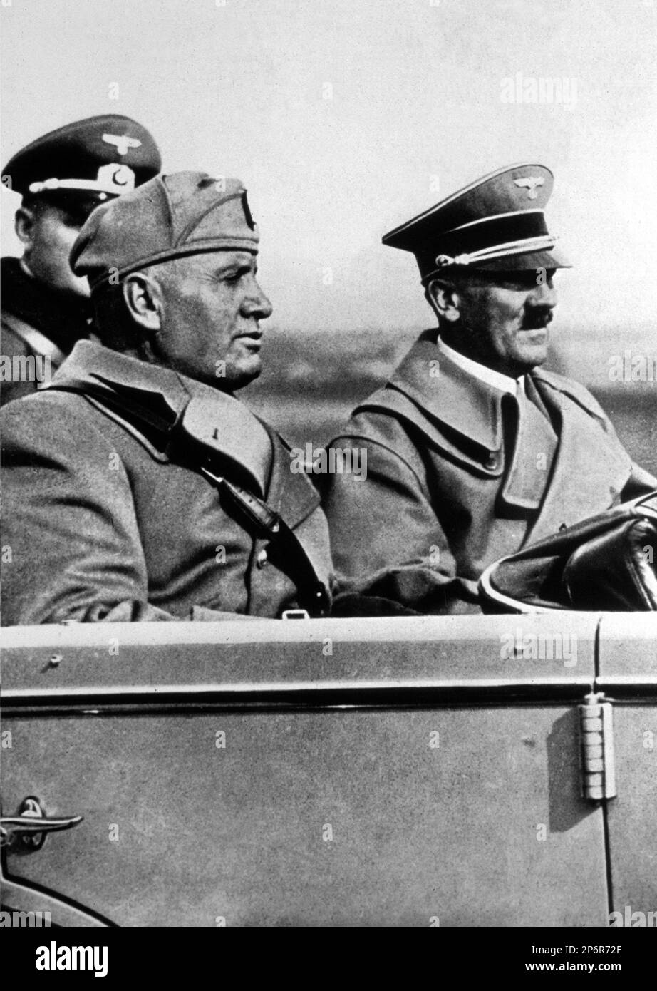 1930er Jahre, DEUTSCHLAND : der deutsche Diktator ADOLF HITLER ( 1889 - 1945 ) mit BENITO MUSSOLINI italian Duce . - FASCHISMUS - FASCHISMUS - FASCHISTEN - FASCHISTEN - Zweiten Weltkrieg - NAZI - NAZIST - SECONDA GUERRA MONDIALE - NAZISMO - NAZISTA - Dittatore - Baffi - Schnurrbart - POLITICA - POLITICO - RITUTO - Portrait - Militäruniform - divisa uniforme militare ---- Archivio GBB Stockfoto