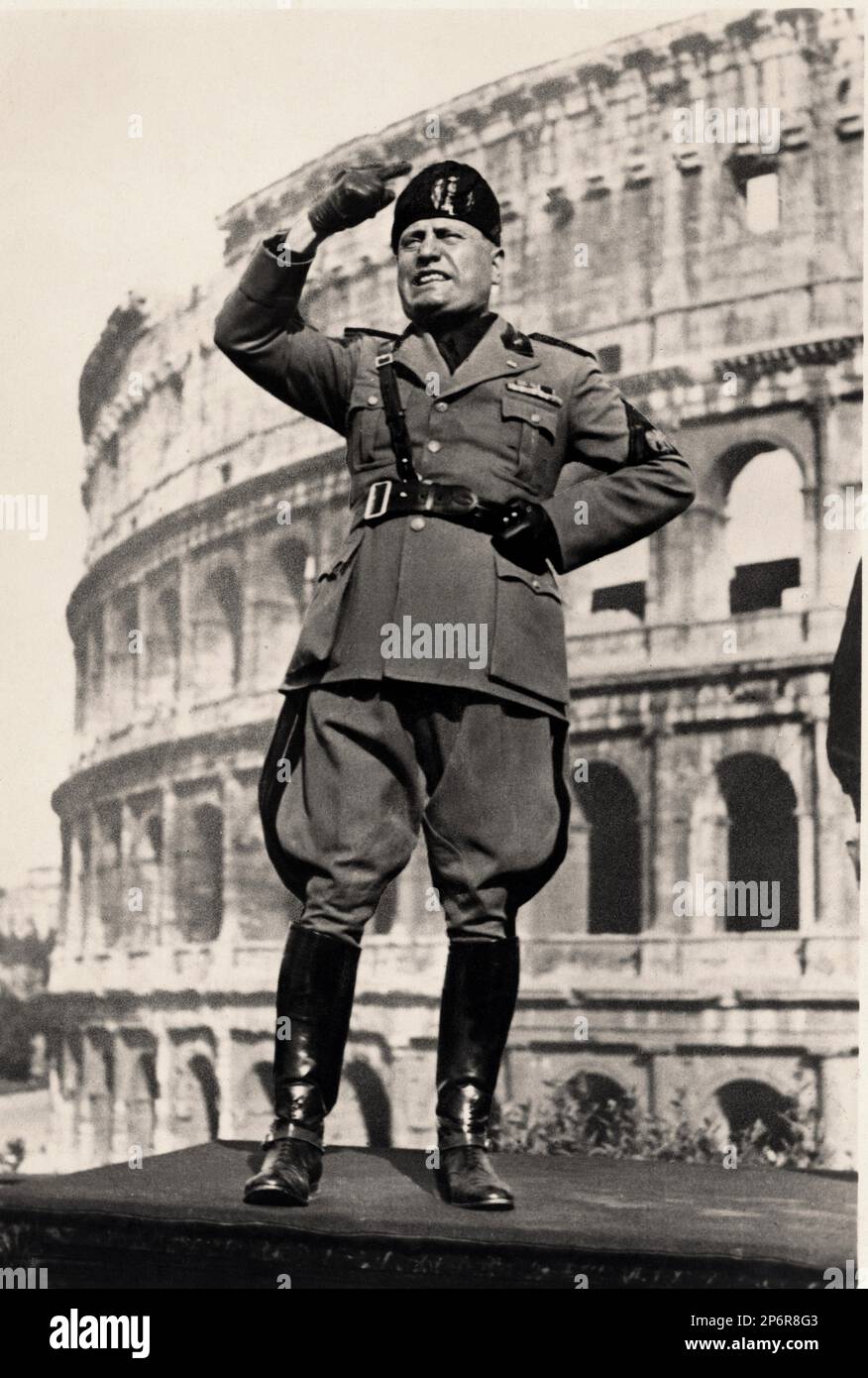 Ca. 1937 , Rom , ITALIEN : der italienische Faschist Duce BENITO MUSSOLINI im Kolosseum . - Ritratto - Portrait - POLITICA - POLITICO - ITALIA - POLITIC - Portrait - ITALIEN - FASCISMO - FASCHISMUS - FASCISTA - Militäruniform - divisa - uniforme militare - fez - stivali - Stiefel - Zweiter Weltkrieg - SECONDA GUERRA MONDIALE - 2. - COLOSSEO - ROM - ITALIA - Guanti - Handschuhe --- Archivio GBB Stockfoto