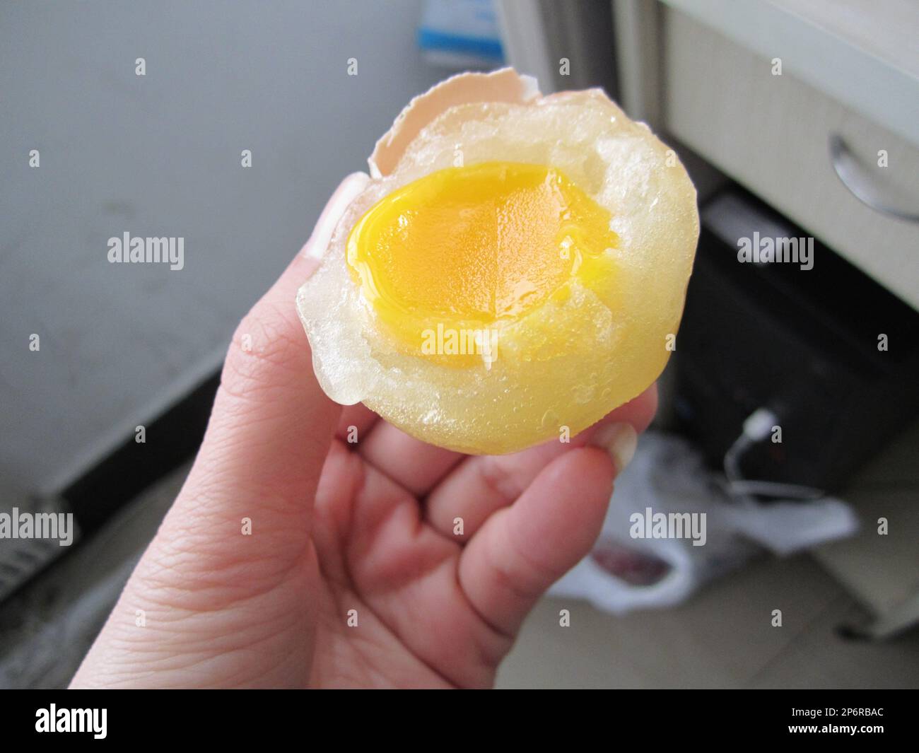 A citizen bought three fake eggs home in Yantai, Shandong, China on Monday January 09, 2012. The fake egg has great elasticity and made by some chemical agents. (TopPhoto via AP Images) Stockfoto