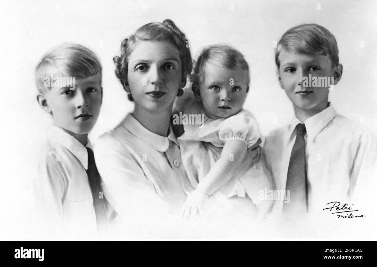 1939 Ca , Roma , Italien : Prinzessin MAFALDA di SAVOIA ( Roma , 19 . november 1902 - Konzentrationslager Buchenwald , 28 . august 1943 ) Tochter von König VITTORIO EMANUELE III . und Königin ELENA ( del Montenegro ) di Savoia . Verheiratet mit dem deutschen Prinzen Philipp von HESSEN Kassel ( Filippo d' ASSIA , 1896 - 1980 ). Auf diesem Foto mit seinen ersten 3 Söhnen: MAURIZIO , OTTONE und ELISABETTA . Porträt von Petri , Mailand . - RE - REGINA - CASA SAVOIA - ITALIA - REALI - Nobiltà ITALIANA - SAVOY - ADEL - KÖNIGE - GESCHICHTE - FOTO STORICHE - FAMILIE - FAMIGLIA - fratelli - Brüder - Kind - Kinder - bambino Stockfoto