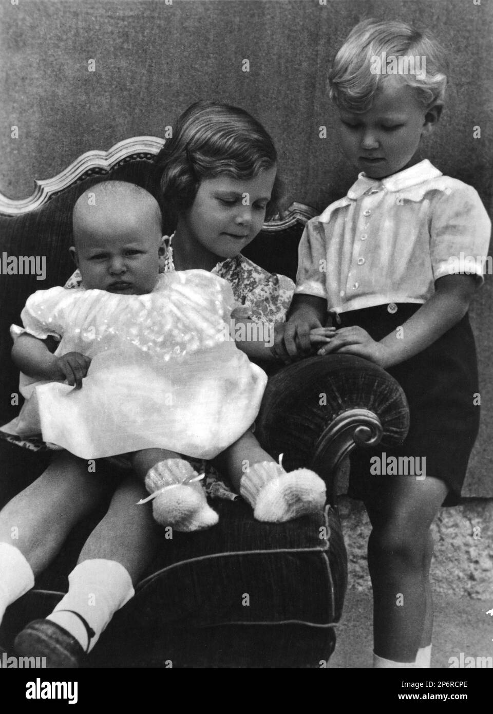 1940 Ca, ITALIEN : die italienischen Prinzen VITTORIO EMANUELE ( geb. 1937 ) , MARIA PIA ( geb. 1934 ) und MARIA GABRIELLA ( geb. 1940 ) . Söhne Italiens UMBERTO di SAVOIA Prinz von Piemont ( 1904 - 1983 ) , späterer König von Italien UMBERTO II . im Mai 1946 , und MARIA José ( Marie José von Belgien von Brabant ). - ITALIA - CASA SAVOIA - REALI - Nobiltà ITALIANA - SAVOY - ADEL - KÖNIGE - GESCHICHTE - FOTO STORICHE - fratelli - Brüder - Königsfamilie - nobili - nobiltà - principe reale - Portrait - ritratto - Prominente, als Kinder klein waren - Celebrita' da Bambini bambino da piccoli picco Stockfoto