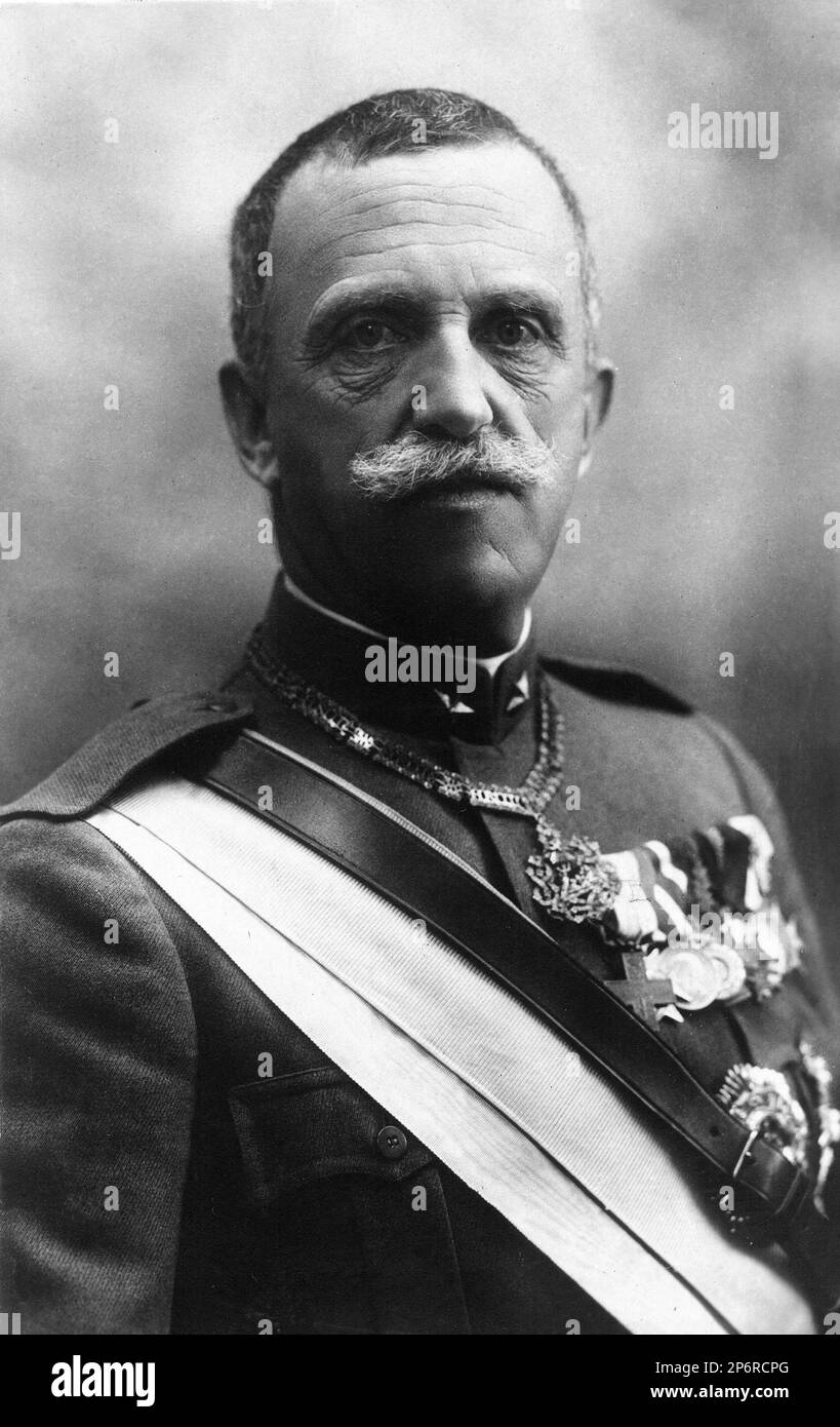 1937 Ca, ITALIEN : der italienische König VITTORIO EMANUELE III di SAVOIA ( 1878 - 1900 ), Vater des Prinzen von Piemont UMBERTO di SAVOIA ( 1904 - 1983 ). - Italien - ITALIA - CASA SAVOIA - REALI - Nobiltà ITALIANA - SAVOY - ADEL - KÖNIGE - GESCHICHTE - FOTOSTORICHE - Könige - nobili - BELGIO - Portrait - Rituto - Baffi - Schnurrbart - Militäruniform - Divisa uniforme militare - medaglie - Medaglia - Medaillen - Archivio GBB Stockfoto