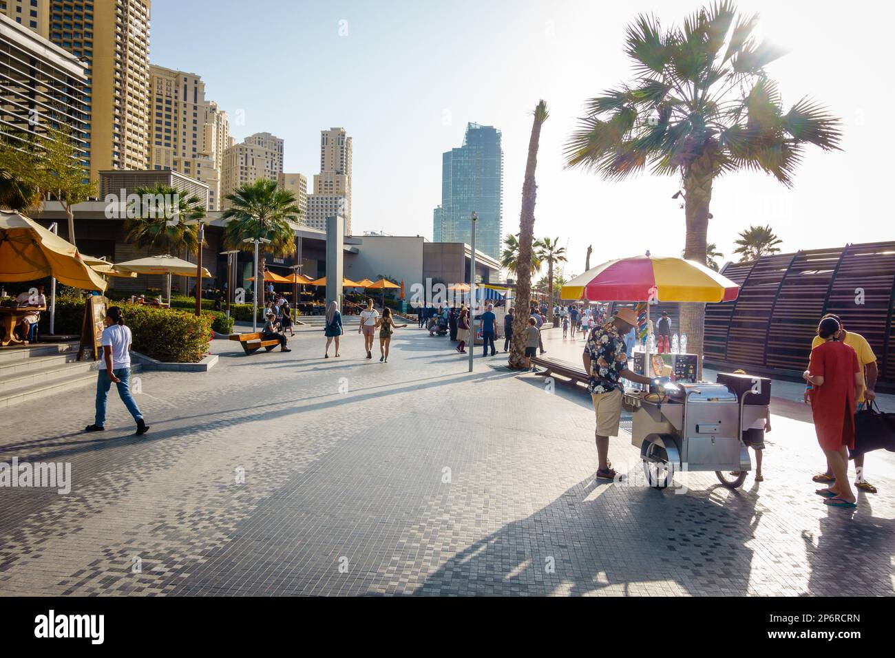 Dubai, Vereinigte Arabische Emirate, 23. Februar 2018: Jumeirah Beach Residence (JBR) Walk - ein vielseitiges Ziel für Essen, Shopping und Unterhaltung Stockfoto