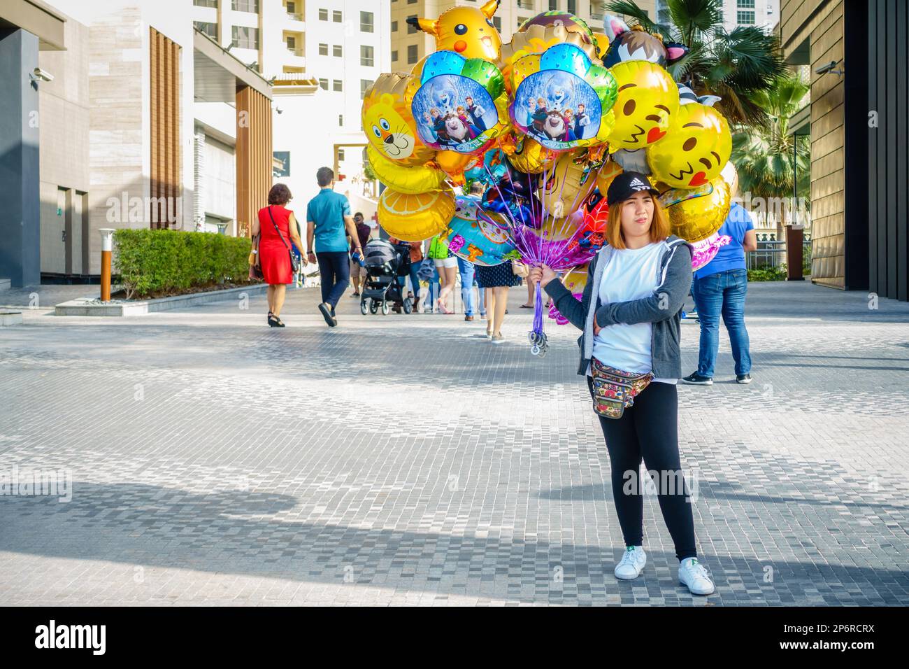 Dubai, Vereinigte Arabische Emirate, 23. Februar 2018: Ein Partyballonverkäufer auf dem Jumeirah Beach Residence (JBR) Walk - ein vielseitiges Ziel für Essen, Shopping und Unterhaltung Stockfoto