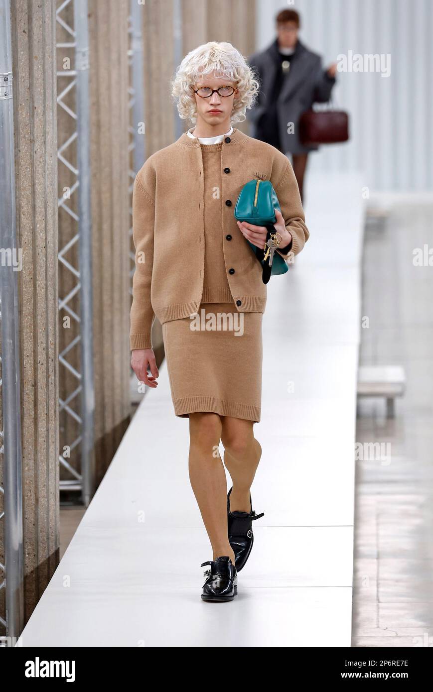 PARIS, 8. März 2023 (Xinhua) – Ein Modell präsentiert eine Kreation von Miu Miu als Teil seiner Herbst/Winter 2023/2024 Pret-A-porter-Kollektionen während der Paris Fashion Week, in Paris, Frankreich, am 7. März 2023. (MeetEurope/Unterlagen über Xinhua) Stockfoto