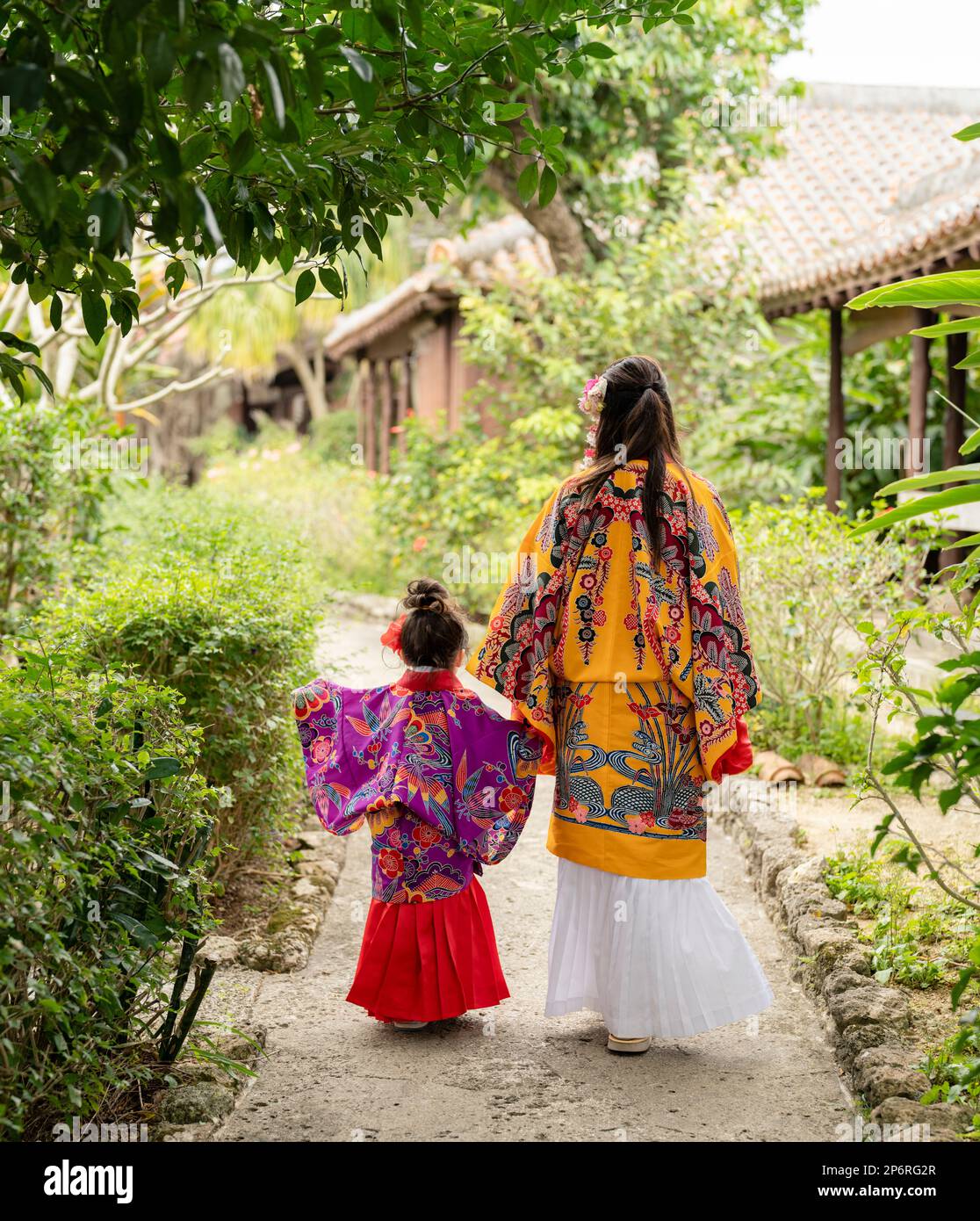 Okinawa Frau mit Tochter trägt Uchinaasugai, Ryusou, Ryuso, traditionelles Kleid der Ryukyu Inseln, Okinawa Stockfoto
