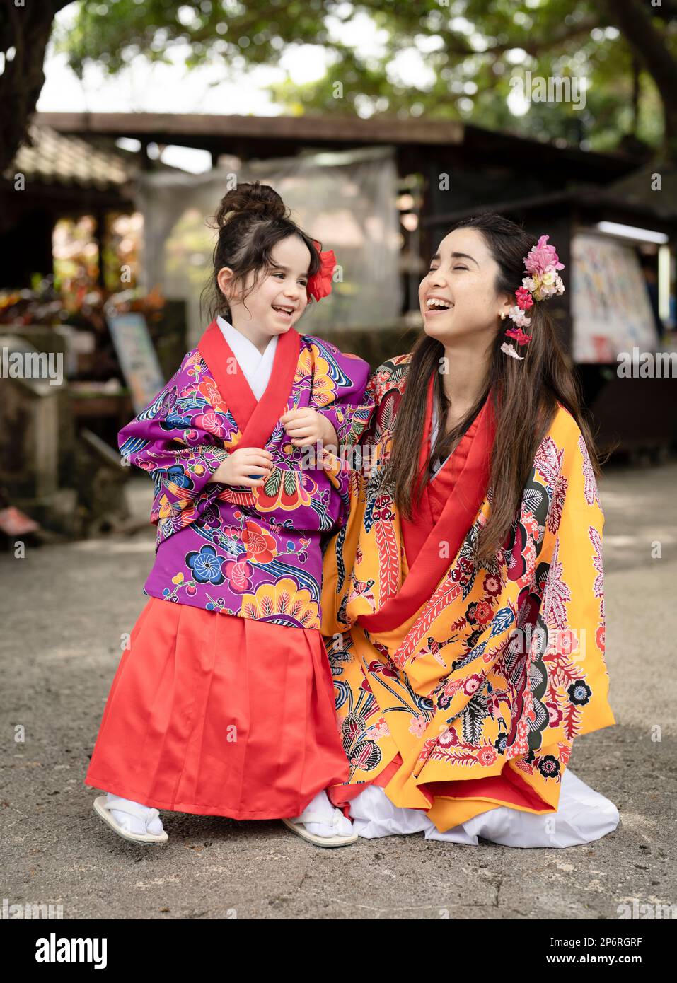 Okinawa Frau mit Tochter trägt Uchinaasugai, Ryusou, Ryuso, traditionelles Kleid der Ryukyu Inseln, Okinawa Stockfoto