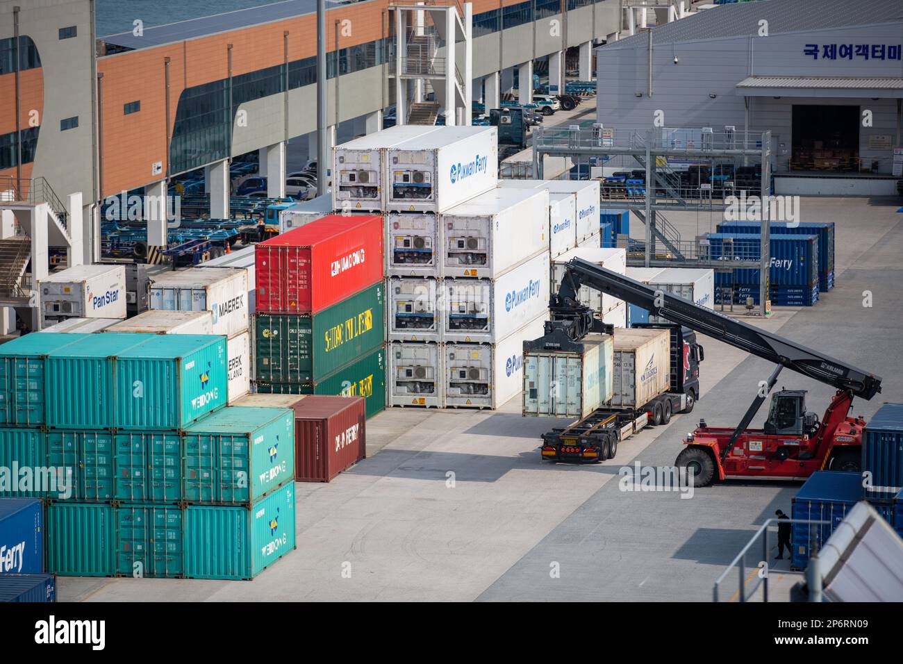Busan. 7. März 2023. Dieses Foto wurde am 7. März 2023 aufgenommen und zeigt einen Containerhof im Hafen von Busan, Südkorea. Der Hafen von Busan ist der größte Seehafen des Landes. Kredit: Wang Yiliang/Xinhua/Alamy Live News Stockfoto