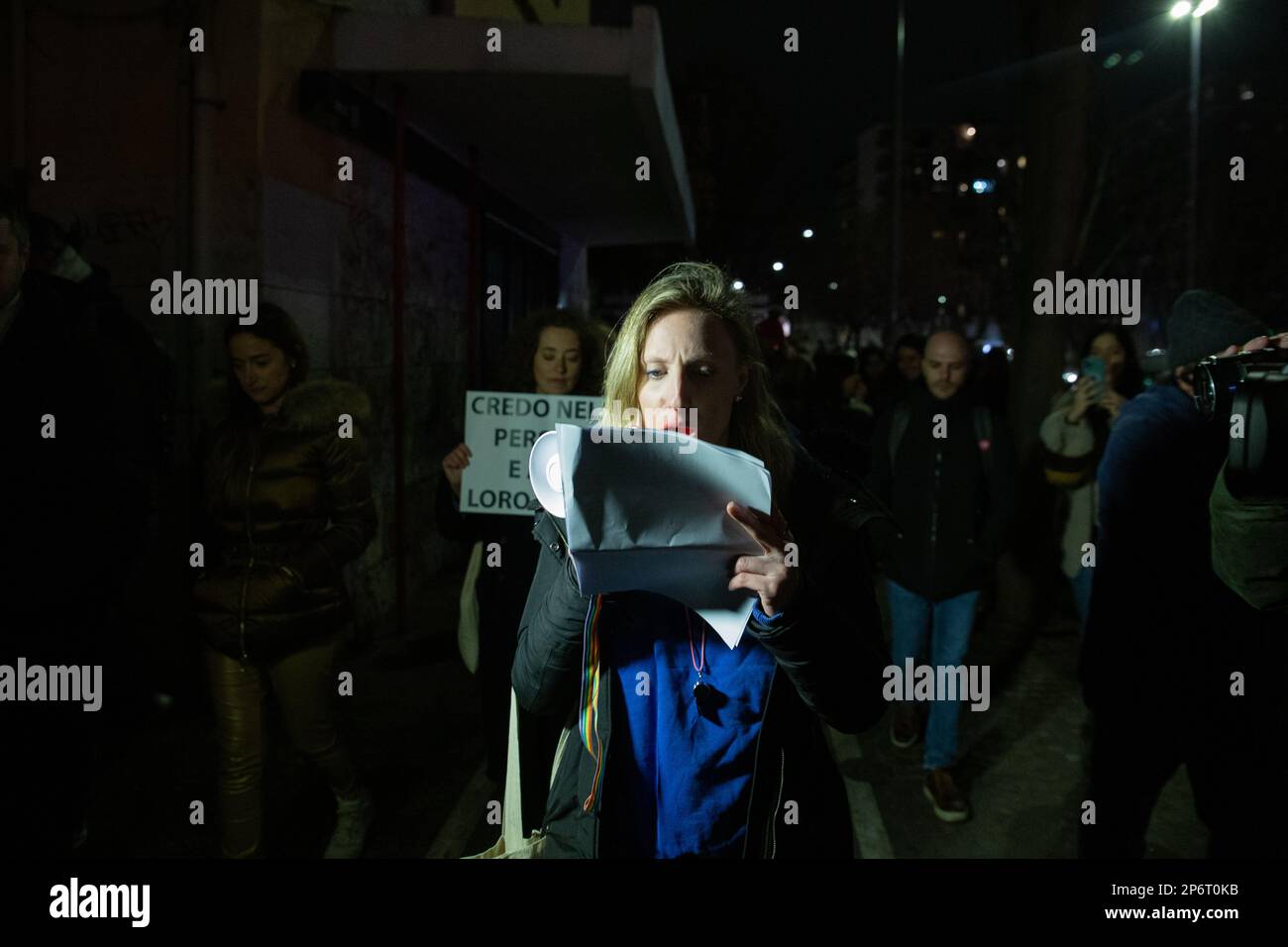 Rom, Italien. 07. März 2023. Eine Aktivistin spricht beim „Libere Sempre“ Walk in Rom am 7. März 2023 in ein Megaphon (Foto von Matteo Nardone/Pacific Press). Credit: Pacific Press Production Corp./Alamy Live News Stockfoto