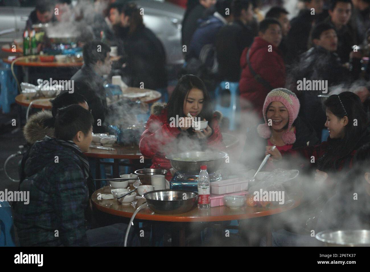 People enjoy mutton hot pot at a restaurant in Chengdu in southwest China's Sichuan province on Thursday, Dec. 22, 2011. The winter solstice, a traditional festival in China for families to get together, falls on Dec. 22, marking the astronomical beginning of winter. People in north China have the custom to eat mutton on the festival.(Photo By Zheng Duo/Color China Photo/AP Images) Stockfoto