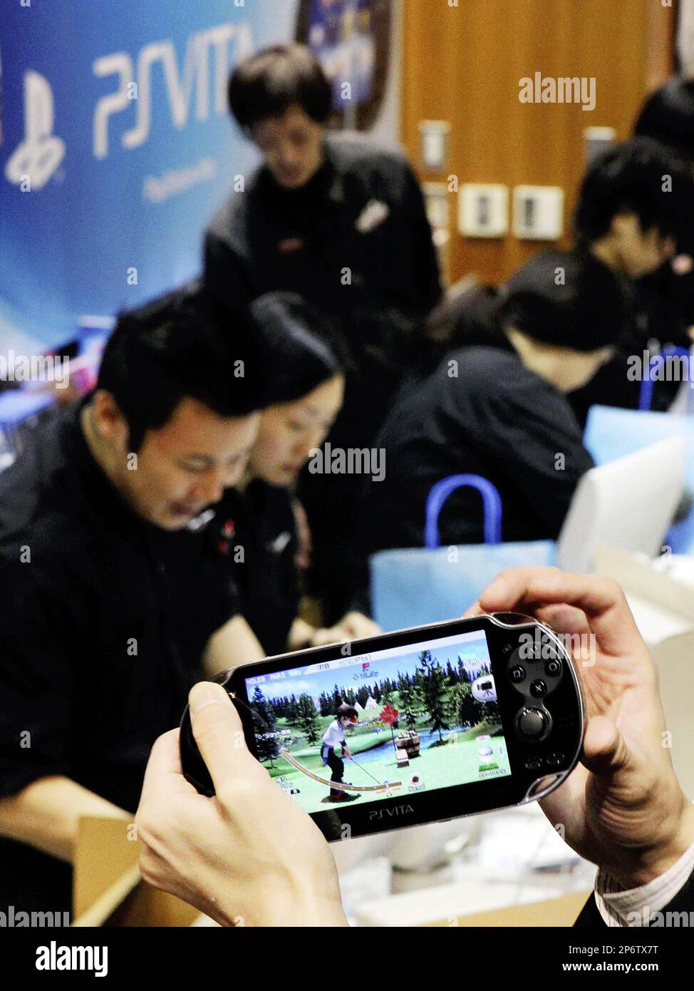 Sony's PlayStation Vita handheld game device is shown early Saturday morning in Shibuya Ward, Tokyo on Dec. 17, 2011. The new video game console allows users to play with anyone in the world using cell phone lines. The computer games has entered a new kind of war and challenged smartphones. ( The Yomiuri Shimbun via AP Images ) Stockfoto