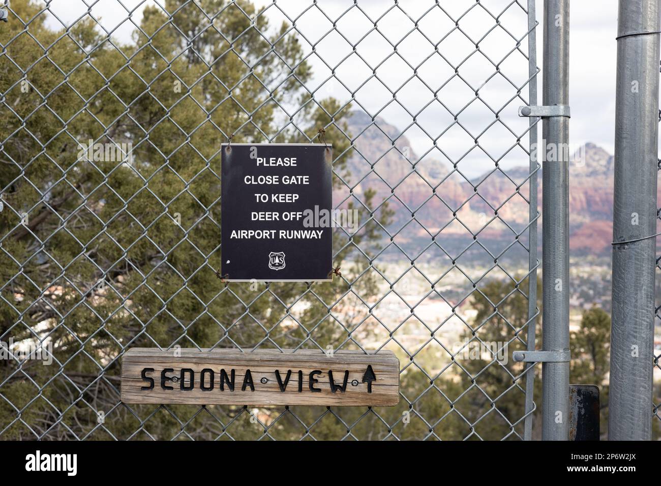 Ein Tor am Sedona Airport Loop Trail warnt die Leute, das Tor zu schließen, um die Rehe von der Startbahn fernzuhalten. Stockfoto