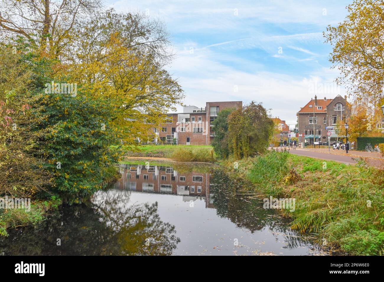 Ein Fluss in der Mitte einer Stadt mit Häusern auf beiden Seiten und