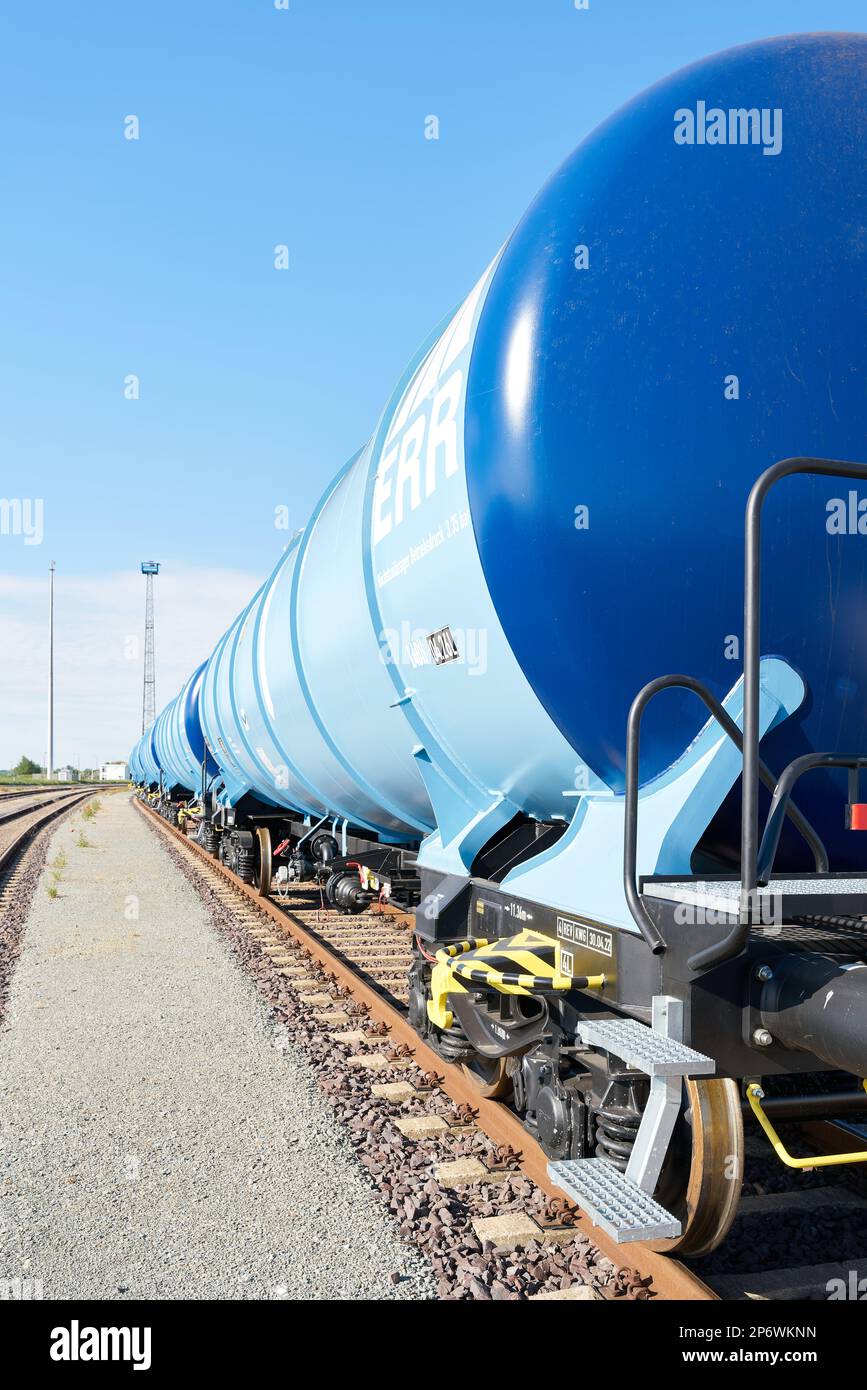 Kesselwagen auf Eisenbahngleisen in einem Industriegebiet im Norden der Stadt Magdeburg in Deutschland Stockfoto