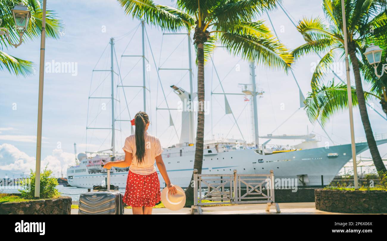 Kreuzfahrtschiff Urlaub Tourist an Bord des Bootsurlaubs mit Gepäckkoffer. Weibliche Passagierin auf Tahiti Französisch-Polynesien Sommerferien Stockfoto