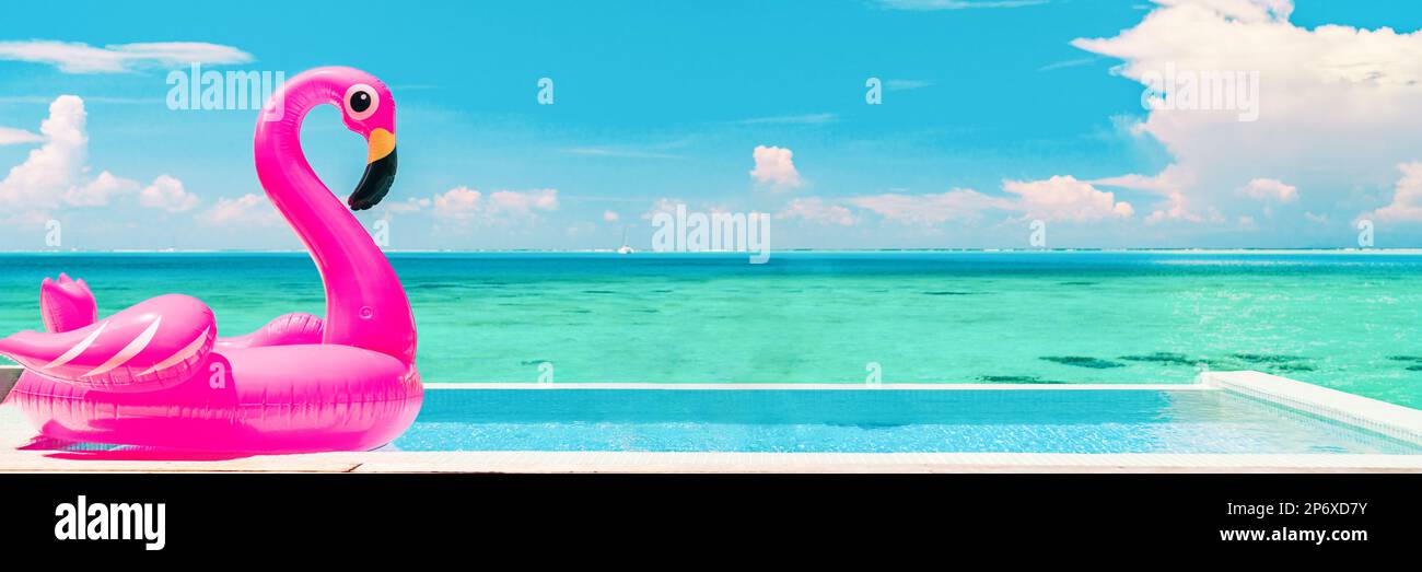 Luxuriöser Infinity-Pool Strand Urlaubsreise Hintergrund mit Flamingo-Spielzeug Schwimmer-Panoramablick für Sommer-Spaß Ziel Stockfoto