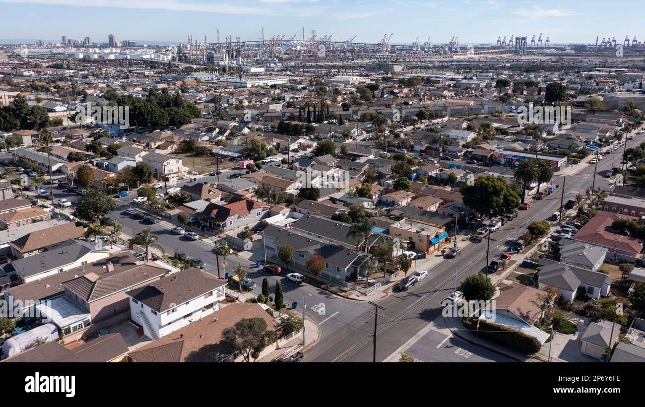 Wilmington, Kalifornien, USA - 25. November 2022: Die Sonne scheint auf einem Viertel und den Häfen im Zentrum von Wilmington. Stockfoto