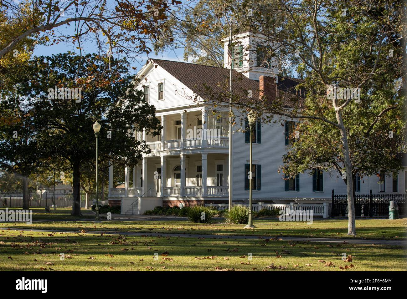 Wilmington, Kalifornien, USA - 25. November 2022: Das Banning Museum, ein Anwesen der griechischen Wiedergeburt, leuchtet am Nachmittag. Stockfoto