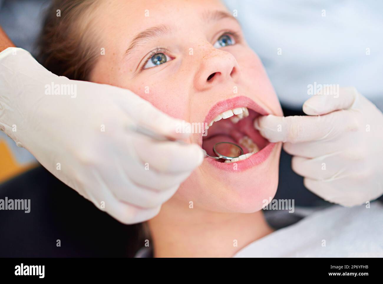 Ich lasse mich gründlich untersuchen. Nahaufnahme eines jungen Mädchens beim Zahnarzt. Stockfoto