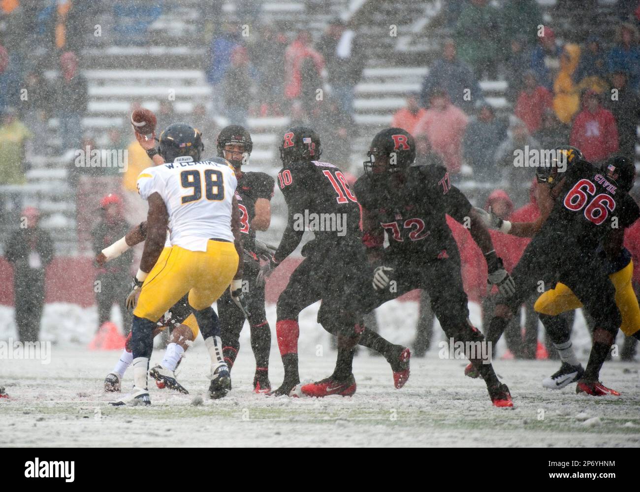October 29 2011: Rutgers' quarterback Gary Nova (15) attempts a pass during a Big East rival football game between the Rutgers Scarlet Knights and the University of West Virginia Mountaineers at HighPoint Solutions Stadium in Piscataway, New Jersey. West Virginia defeated Rutgers 41-31. (Cal Sport Media via AP Images) Stockfoto