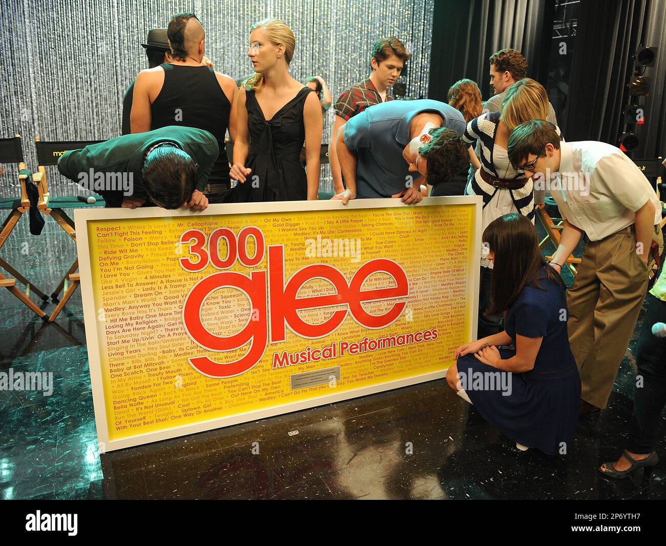 LOS ANGELES, CA - OCTOBER 26: The cast of Glee pose on set for the GLEE taping of the 300th musical performance at Paramount Studios on Wednesday, October 26, 2011 in Los Angeles, California. (Photo by Frank Micelotta/Invision/AP) Stockfoto