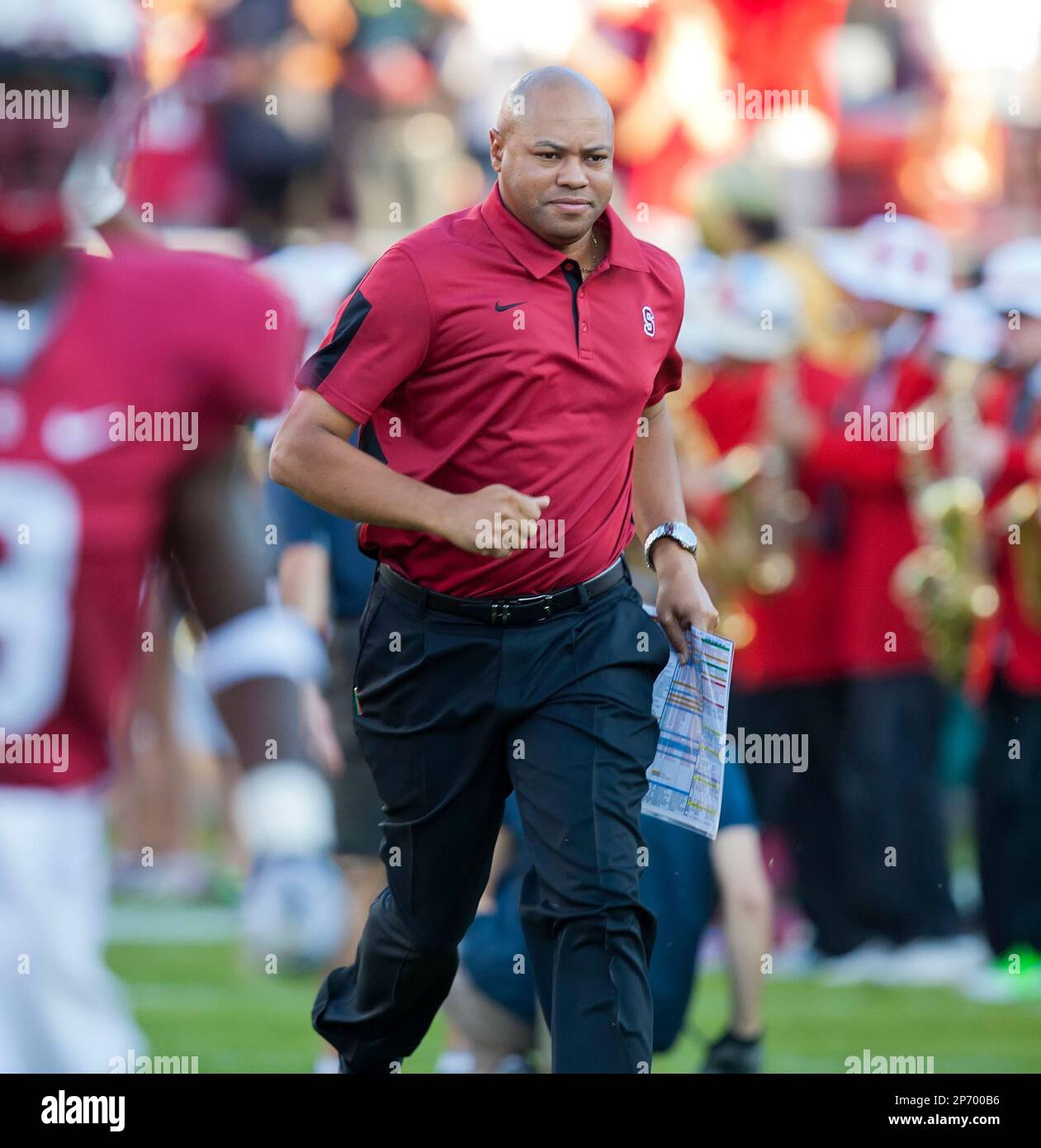 October 22, 2011: Stanford head coach David Shaw takes the field prior to the NCAA Football game between the Stanford Cardinal and the Washington Huskies at Stanford Stadium in Palo Alto, CA. Stanford defeated Washington 65-21. © Damon Tarver/Cal Sport Media (Cal Sport Media via AP Images) Stockfoto
