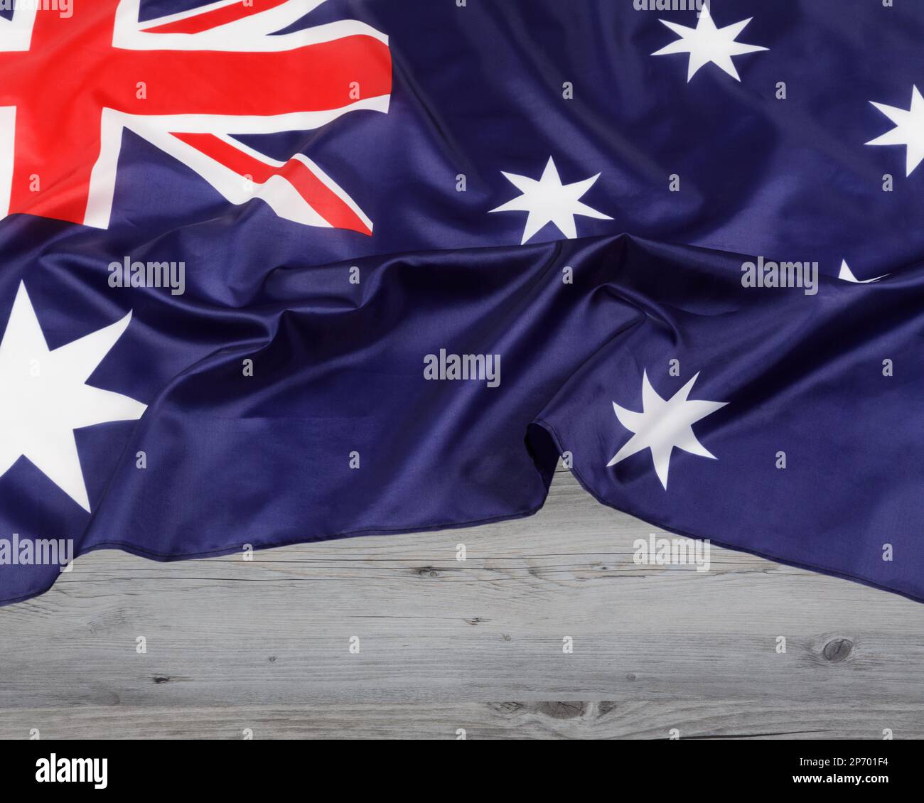 Australische Flagge, offiziell bekannt als Commonwealth of Australia, mit Holzhintergrund und Kopierbereich Stockfoto
