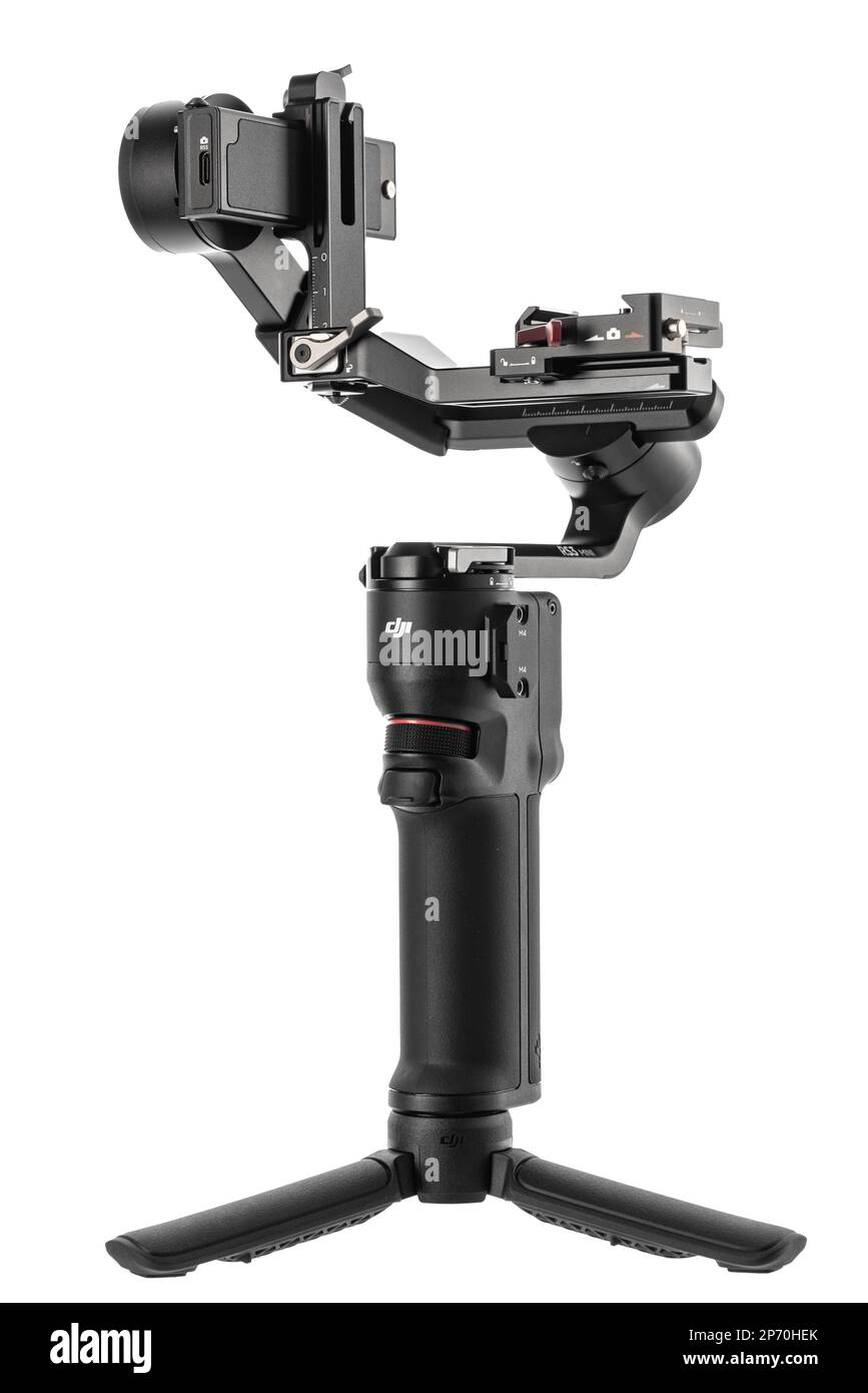 Varna, Bulgarien - 17. Februar 2023: DJI Ronin 3 mini ist ein motorisierter dreiachsiger Gimbal-Stabilisator für DSLR- oder spiegellose Kameras, hergestellt von DJI com Stockfoto