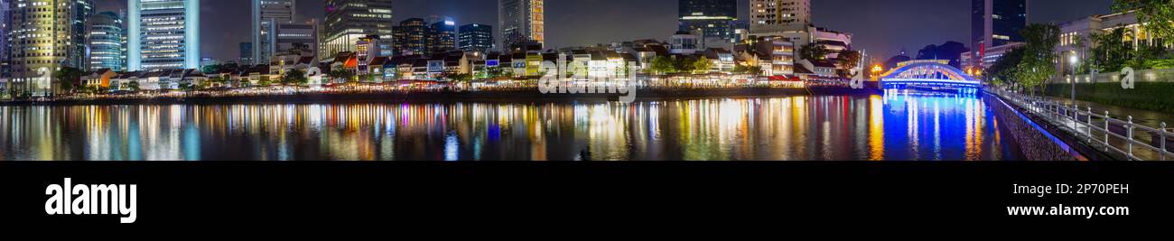 Ein Panoramablick auf den Singapore River und Boat Quay in Singapur, bei Nacht zu sehen. Stockfoto