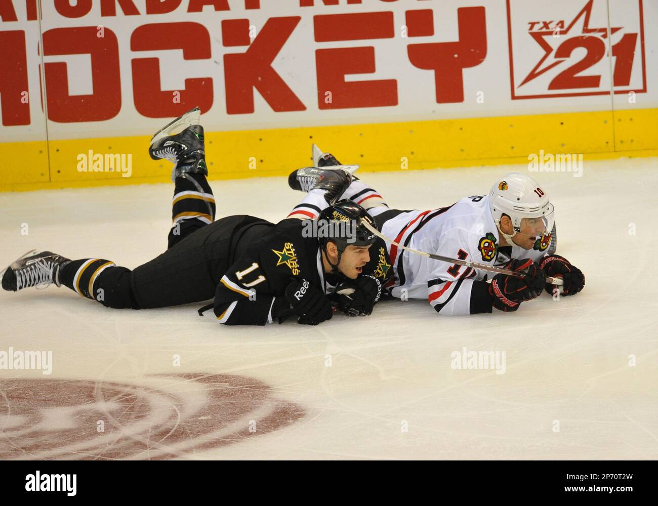 Oct 7th 2011 .Dallas Stars center Jake Dowell (11) fights off Chicago Blackhawks center Patrick Sharp (10). during a game between the Chicago Blackhawks and the Dallas Stars at the American Airlines Center in Dallas Texas..Dallas wins 2-1..Manny Flores/CSM (Cal Sport Media via AP Images) Stockfoto