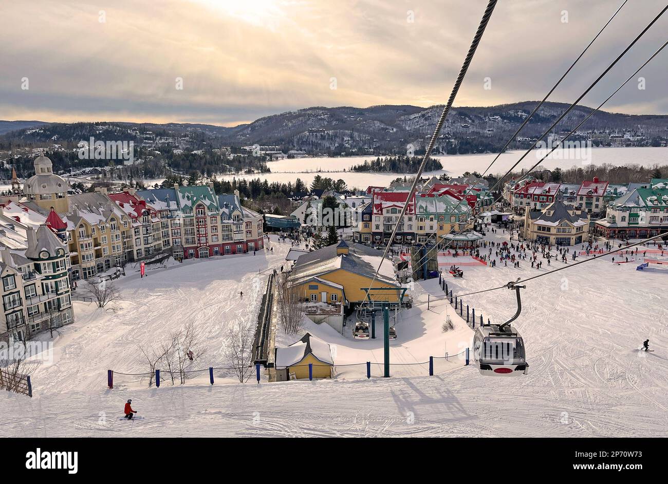 Mont Tremblant Dorf und See im Winter mit Seilbahnen im Vordergrund, Quebec, Kanada Stockfoto