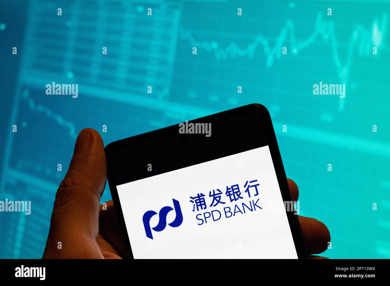 China. 15. Februar 2023. In dieser Fotoabbildung wird das SPD-Logo der Shanghai Pudong Development Bank auf einem Smartphone mit einer Grafik des Börsenindex im Hintergrund angezeigt. Kredit: SOPA Images Limited/Alamy Live News Stockfoto